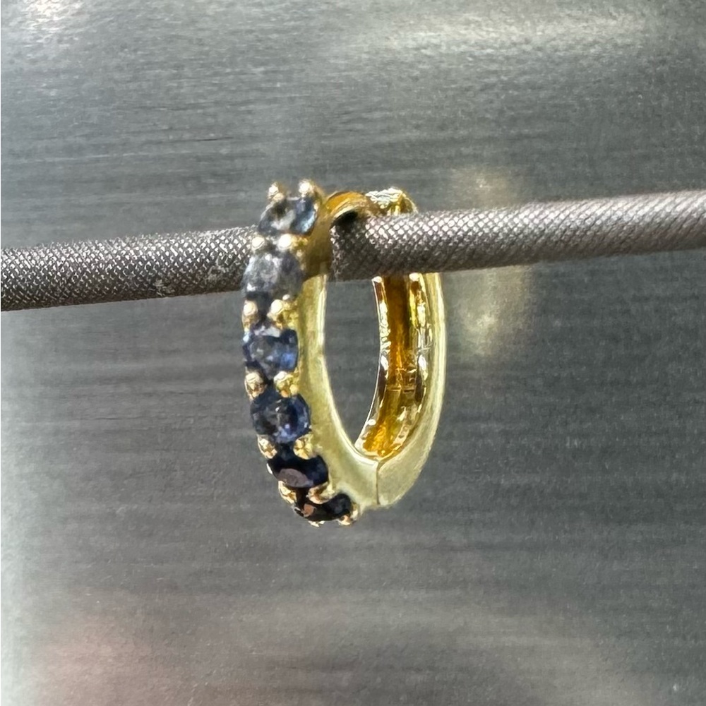 Single blue ombré sapphire hoop huggie 18K solid gold